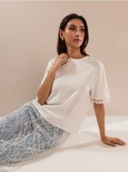 Bawełniana jednolita koszulka z falbanami przy rękawach - kremowy. Białe t-shirty damskie Sinsay, l, bez wzorów, z bawełny, bez kołnierzyka. Za 25.99 zł.