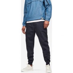 G-Star Raw - Spodnie. Niebieskie spodnie materiałowe męskie G-Star Raw, bez wzorów, z bawełny, casualowe. W wyprzedaży za 359.90 zł.