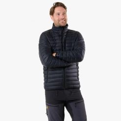 Kurtka pikowana Wędrówki Mężczyzna Lofoten Izolacyjny. Czarne kurtki męskie SWEDEMOUNT, m, bez wzorów, z materiału, klasyczne, bez kaptura. Za 347.99 zł.