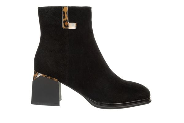 Botki Loretta Vitale C3880 Black 514288, Czarny, Skóra naturalna - 38. Czarne botki damskie Loretta Vitale, ze skóry, bez obcasa, na słupku, bez zapięcia. W wyprzedaży za 423.99 zł.