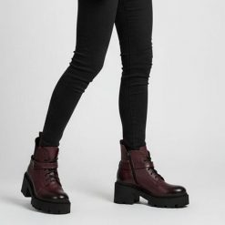 Botki damskie Armodo, ze skóry licowej na klocku z broszką na suwak ocieplane z okrągłym noskiem, bordowe, 60557-V. Czerwone broszki damskie Armodo, metalowe. Za 449.00 zł.