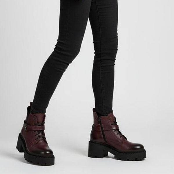 Botki damskie Armodo, ze skóry licowej na klocku z broszką na suwak ocieplane z okrągłym noskiem, bordowe, 60557-V. Czerwone broszki damskie Armodo, metalowe. Za 359.00 zł.