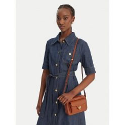 Torebka Coccinelle. Brązowe listonoszki damskie Coccinelle, bez wzorów, bez dodatków. Za 1,049.99 zł.