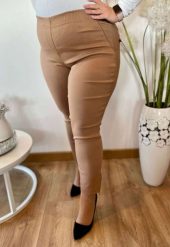 Beżowe spodnie chinosy Nina z zamkami 7/8 PLUS SIZE XXL. Brązowe spodnie materiałowe damskie Nasi partnerzy, bez wzorów, z elastanu, biznesowe, plus size. Za 159.90 zł.