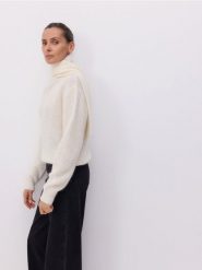 Sweter z wełną - złamana biel. Swetry klasyczne damskie Reserved, l, z dzianiny, bez kołnierzyka. W wyprzedaży za 139.99 zł.