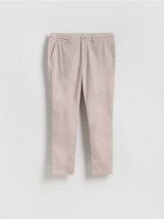 Gładkie spodnie chino slim - karminowy. Czerwone spodnie materiałowe męskie Reserved, bez wzorów, z bawełny. Za 149.99 zł.