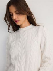 Sweter z warkoczowym splotem - kremowy. Białe swetry klasyczne damskie Reserved, l, z dzianiny, bez kołnierzyka. W wyprzedaży za 69.99 zł.