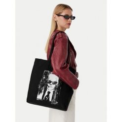 Torebka Karl Lagerfeld Jeans. Czarne torebki klasyczne damskie Karl Lagerfeld Jeans, bez wzorów, z jeansu, bez dodatków. Za 299.99 zł.