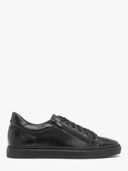 Czarne buty męskie typu trampki z ozdobnym zamkiem ROLAND. Czarne trampki i tenisówki męskie Ryłko, bez wzorów, ze skóry, bez zapięcia. Za 479.99 zł.