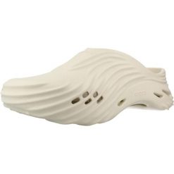 Sandały CROCS 210521C Beżowy. Brązowe sandały męskie Crocs, z gumy, bez zapięcia. Za 364.99 zł.