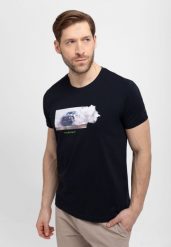T-shirt z samochodem rajdowym T-DUST. Niebieskie t-shirty męskie Volcano, l, bez wzorów, z bawełny, bez kołnierzyka. Za 59.99 zł.