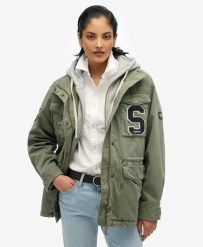 Superdry Kurtka Military z Kapturem w Jerseyu – Dusty Olive Green. Zielone kurtki damskie Superdry., bez wzorów, z bawełny, z kapturem. Za 682.30 zł.
