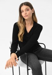 Sweter z kołnierzykiem S-TOYO. Czarne swetry klasyczne damskie Volcano, s, z dzianiny, bez kołnierzyka. Za 129.99 zł.