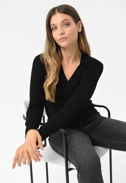 Sweter z kołnierzykiem S-TOYO. Czarne swetry klasyczne damskie Volcano, s, z dzianiny, bez kołnierzyka. Za 129.99 zł.