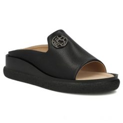 Skórzane klapki damskie na koturnie czarne Filippo DK7758. Czarne klapki damskie Filippo, bez wzorów, ze skóry, bez obcasa, na koturnie. Za 169.99 zł.
