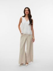 Vero Moda Bluzka w kolorze białym rozmiar: M. Białe bluzki damskie Vero Moda, m, bez wzorów, z koronki, bez kołnierzyka, bez ramiączek. Za 88.64 zł.