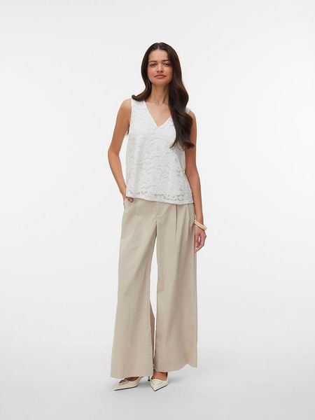Vero Moda Bluzka w kolorze białym rozmiar: M. Białe bluzki damskie Vero Moda, m, bez wzorów, z koronki, bez kołnierzyka, bez ramiączek. Za 88.64 zł.