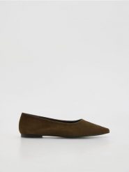 Zamszowe baleriny - brązowy. Brązowe baleriny damskie Reserved, bez wzorów, z zamszu, bez obcasa. Za 109.99 zł.