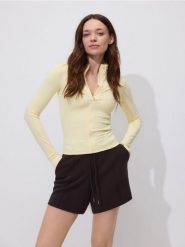 Szorty z modalem - ciemnobrązowy. Brązowe szorty damskie Reserved, bez wzorów, z dzianiny. Za 79.99 zł.