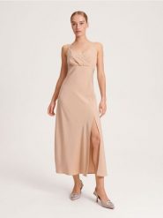 Sukienka midi - beżowy. Brązowe sukienki damskie Reserved, na co dzień, l, bez wzorów, bez kołnierzyka, bez ramiączek, midi, proste. W wyprzedaży za 49.99 zł.