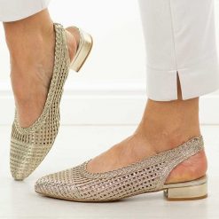 Złote przewiewne baleriny damskie T.Sokolski 147. Żółte baleriny damskie Sokolski, w ażurowe wzory, z jeansu, bez obcasa, na obcasie. W wyprzedaży za 157.52 zł.