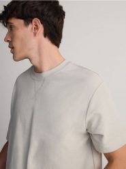 T-shirt oversize ze strukturalnej dzianiny - jasnoszary. Szare t-shirty męskie Reserved, l, bez wzorów, z dzianiny, bez kołnierzyka. W wyprzedaży za 39.99 zł.