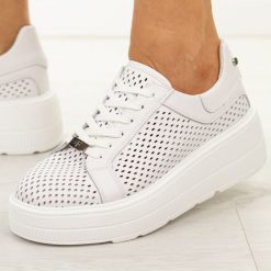 Białe skórzane ażurowe półbuty damskie Filippo Dp7675/26. Białe półbuty damskie Filippo, w ażurowe wzory, z jeansu, klasyczne, z okrągłym noskiem, bez obcasa, na platformie. Za 259.00 zł.