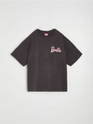 Bawełniana koszulka z nadrukiem na plecach Barbie - szary. Szare t-shirty damskie Sinsay, l, bez wzorów, z bawełny, bez kołnierzyka. Za 25.99 zł.