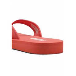 Damskie klapki Sandy PUMA Peach Frost White Red. Białe klapki damskie Puma, bez wzorów, bez obcasa. W wyprzedaży za 119.00 zł.