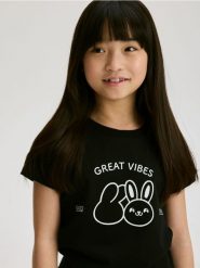 T-shirt z nadrukiem - czarny. Czarne koszulki dziewczęce Reserved, bez wzorów, z bawełny, bez ramiączek. Za 35.99 zł.