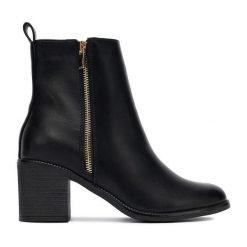 Botki DeeZee. Czarne botki damskie DeeZee, bez obcasa, na słupku, bez zapięcia. Za 199.99 zł.
