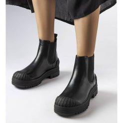 Czarne workery z gumowymi wstawkami Lange. Czarne botki damskie z gumy, eleganckie, z okrągłym noskiem, za kostkę, bez obcasa, bez zapięcia. Za 98.02 zł.