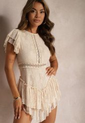 Beżowy Ażurowy Kombinezon z Krótkim Rękawem i Falbanami Tinabette. Brązowe kombinezony damskie Renee, m, z aplikacjami, eleganckie, bez kołnierzyka, bez ramiączek, krótkie. Za 99.99 zł.