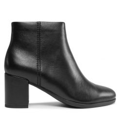 Botki Clarks. Czarne botki damskie Clarks, bez obcasa, na słupku, bez zapięcia. Za 499.99 zł.