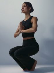 4F Crop top do jogi szybkoschnący damski - czarny M. Czarne topy sportowe damskie 4f, l, bez wzorów, z materiału, bez ramiączek. Za 129.99 zł.