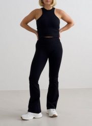 Damskie legginsy bezszwowe rozszerzane, squat proof Shape Seamless czarne. Czarne legginsy damskie Aim'n, xs, bez wzorów, z dzianiny. Za 339.00 zł.