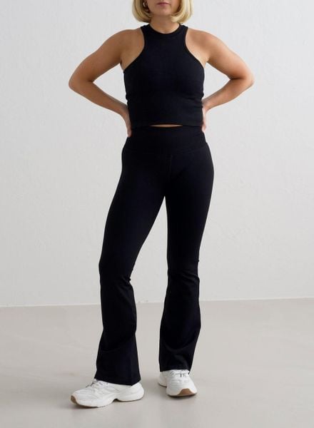 Damskie legginsy bezszwowe rozszerzane, squat proof Shape Seamless czarne. Czarne legginsy damskie Aim'n, xs, bez wzorów, z dzianiny. Za 339.00 zł.