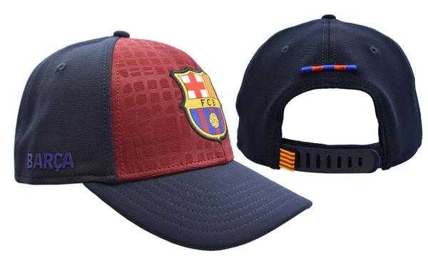 Czapka z daszkiem FC Barcelona - oficjalna licencjonowana. Niebieskie czapki męskie FC Barcelona, bez wzorów, z poliesteru. Za 97.90 zł.
