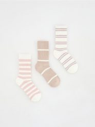Skarpetki z bawełną 3 pack - czarny. Czarne skarpetki damskie Reserved, bez wzorów, z bawełny. W wyprzedaży za 12.99 zł.