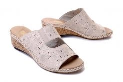 RIEKER 66191-60 beige, klapki damskie. Brązowe klapki damskie Rieker, w ażurowe wzory, ze skóry, bez obcasa, na koturnie. Za 289.90 zł.