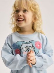 Bawełniana bluza z nadrukiem - jasnoniebieski. Niebieskie bluzy i bluzki niemowlęce Reserved, bez wzorów, z bawełny, bez ramiączek, bez kaptura. W wyprzedaży za 22.99 zł.