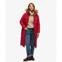 Długi pikowany płaszcz z kapturem z futerkiem sztucznym. Czerwone płaszcze damskie Superdry., bez wzorów, eleganckie. W wyprzedaży za 520.60 zł.