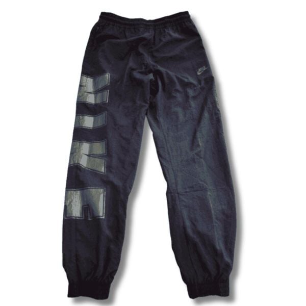 Spodnie sportowe Nike Sportswear Woven Pants. Czarne spodnie dresowe damskie Nike, bez wzorów, z dresówki. Za 247.25 zł.