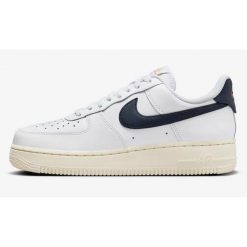 Buty do chodzenia damskie Nike Air Force 1 07 Easyon. Białe buty sportowe na co dzień damskie Nike, bez wzorów, z gumy, trekkingowe, nike air force. Za 725.00 zł.
