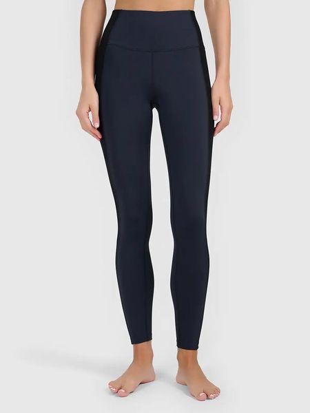 4F Legginsy sportowe w kolorze granatowym rozmiar: L. Niebieskie legginsy damskie 4f, l, bez wzorów, z materiału. Za 99.95 zł.