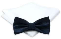 Granatowa Mucha w Delikatne Groszki, Kropki + Biała Poszetka - Chattier, Męska. Niebieskie krawaty i muchy męskie Chattier, bez wzorów, eleganckie. Za 59.00 zł.