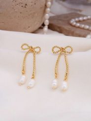 Pierres delicates Pozłacane kolczyki-wkrętki z perłami syntetycznymi rozmiar: onesize. Żółte kolczyki damskie Pierres delicates, z perłą, pozłacane. Za 95.69 zł.