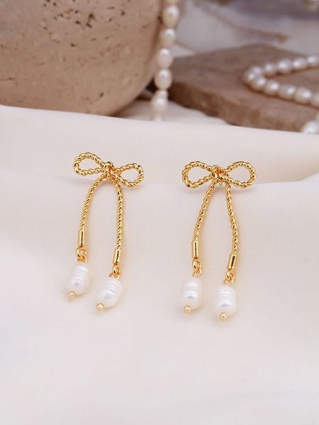 Pierres delicates Pozłacane kolczyki-wkrętki z perłami syntetycznymi rozmiar: onesize. Żółte kolczyki damskie Pierres delicates, z perłą, pozłacane. Za 86.99 zł.