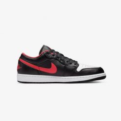 Buty sportowe Nike Air Jordan 1 LOW. Czarne buty sportowe na co dzień damskie Jordan, bez wzorów, Nike Air Jordan. Za 699.00 zł.