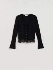 Sweter z koronką - czarny. Czarne swetry klasyczne damskie Reserved, l, z dzianiny, bez kołnierzyka. Za 119.99 zł.